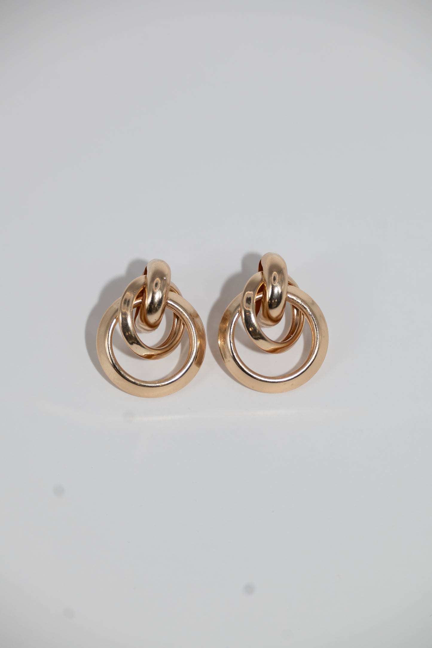 NIA GOLD LOOP STUDS