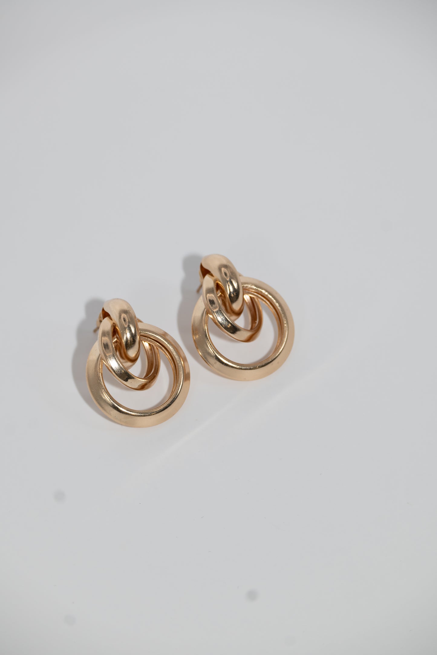 NIA GOLD LOOP STUDS